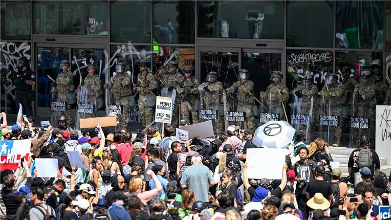 Einheiten der Nationalgarde stehen protestierenden Menschen am Federal Building auf der Los Angeles Street in Downtown LA gegenüber.