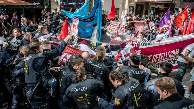Friedlicher 1. Mai in Berlin - Gewalt in Stuttgart Einheiten der Polizei stoßen während der Revolutionären 1. Mai Demo in der Stuttgarter Innenstadt mit Demonstrationsteilnehmern zusammen. Dabei wurde auch Pfefferspray angewendet.