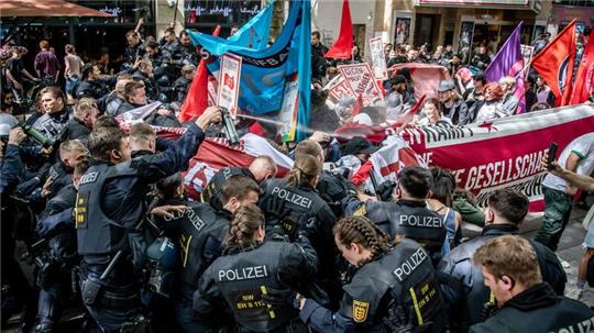 Einheiten der Polizei stoßen während der Revolutionären 1. Mai Demo in der Stuttgarter Innenstadt mit Demonstrationsteilnehmern zusammen. Dabei wurde auch Pfefferspray angewendet.