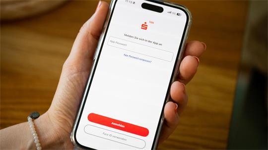 Einheitliche Lösung: Ab Januar 2027 erfolgt die Freigabe von Online-Zahlungen ausschließlich über die S-PushTAN-App.