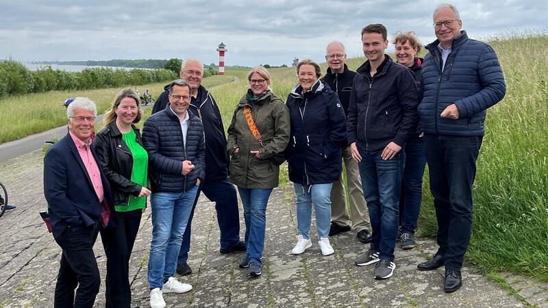 Einig: Die CDU-Landtagsabgeordneten aus dem Umweltausschuss tauschen sich mit den Deichverbänden und dem Landkreis Stade im Alten Land über den Öko-Ausgleich für den Deichbau aus.
