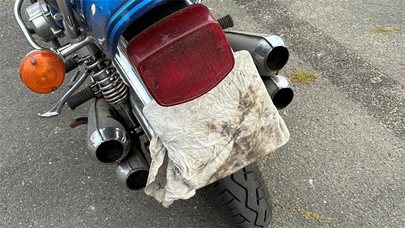 Park-Abzocke am Lühe-Anleger in Grünendeich? Biker starten Petition Einige Biker decken ihr Kennzeichen ab.