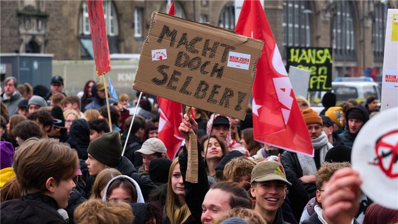 Schüler protestieren in Hamburg gegen Wehrpflicht Einige Demonstranten beklagten Einschüchterungsversuche durch Schulleitungen.