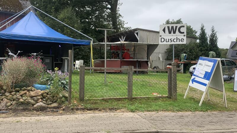 Einige Dorfbewohner locken Festivalbesucher mit Dienstleistungen und Angeboten.
