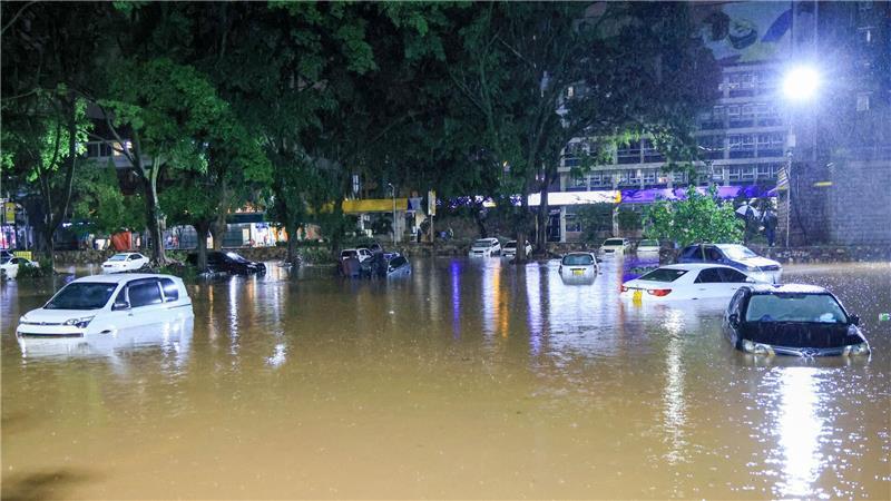 Einige Einwohner sind ertrunken, andere aufgrund beschädigter Stromkabel getötet worden.