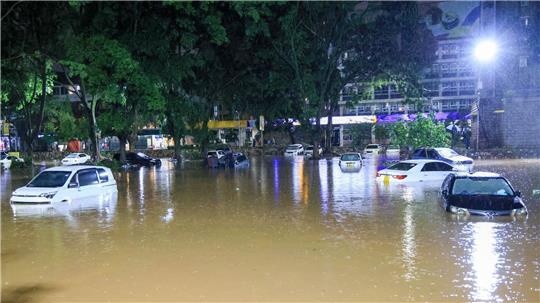 Einige Einwohner sind ertrunken, andere aufgrund beschädigter Stromkabel getötet worden.
