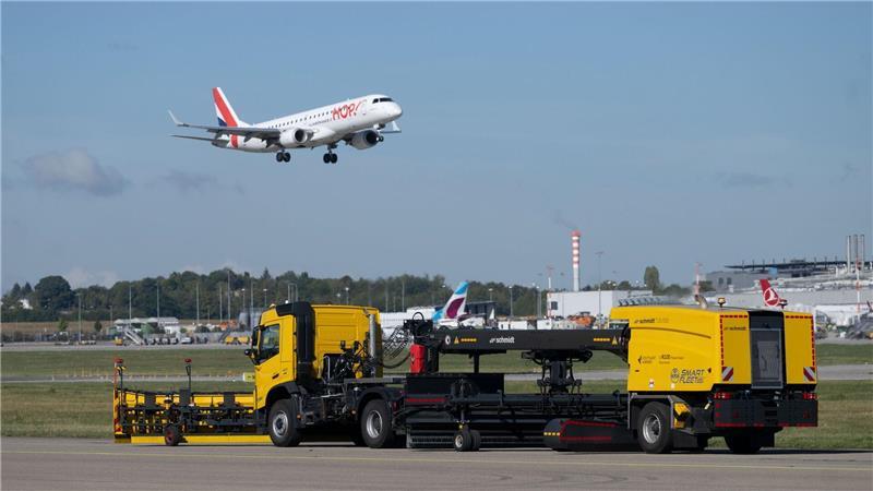 Einige Flughäfen in Deutschland wollen selbstfahrende Schneeräumfahrzeuge einsetzen. (Archivbild)
