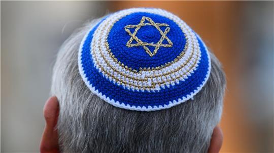 Einige Juden zeigen ihre Kippa nicht mehr in der Öffentlichkeit. (Archivbild)