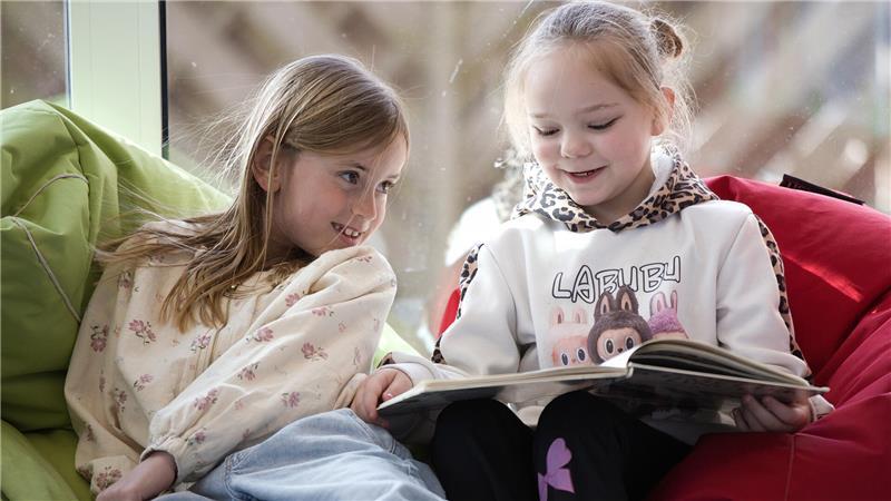 Einige Kinder ziehen sich am Nachmittag in die Bücherei zurück.
