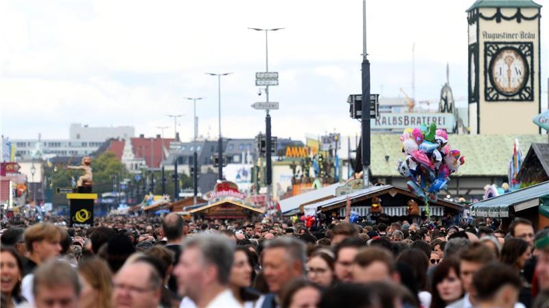 Nach Überfüllung: Was sich künftig auf der Wiesn ändern soll Einige Leute verspürten am Samstag Panik in der Menschenmenge. (Archivbild)