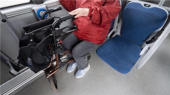 Einige Male setzte der Bus bereits zum Abfahren an, während die Seniorin aus Altenwalde sich noch auf den Stufen befand und eingeklemmt war (Symbolbild).