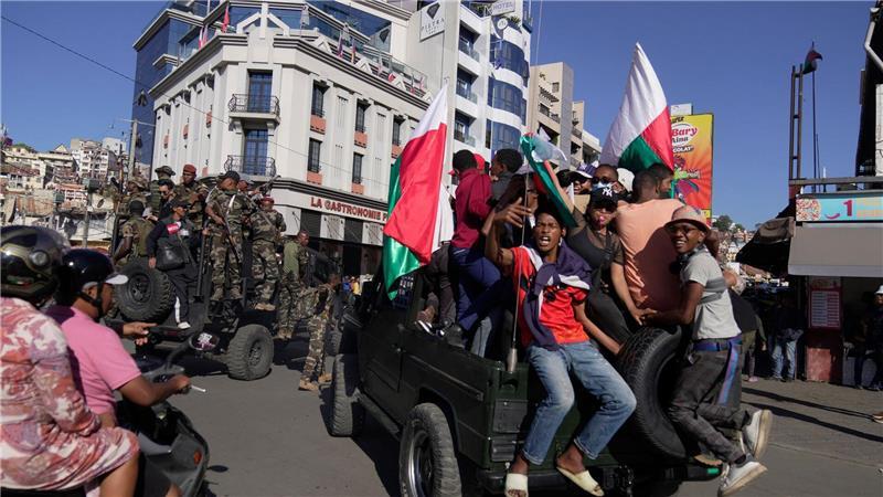 Militär übernimmt Macht in Madagaskar Einige Menschen nutzten die Gelegenheit für Selfies mit der Militäreinheit.