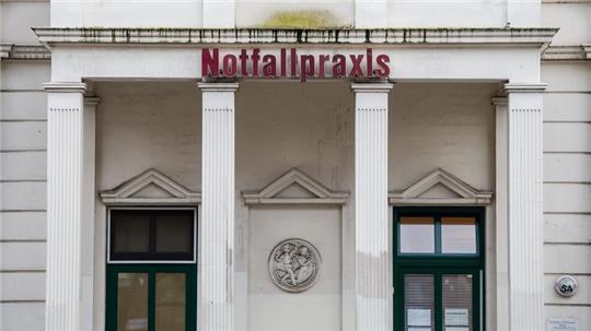 Einige Notfallpraxen der Kassenärztlichen Vereinigung Hamburg haben ihre Öffnungszeiten reduziert.
