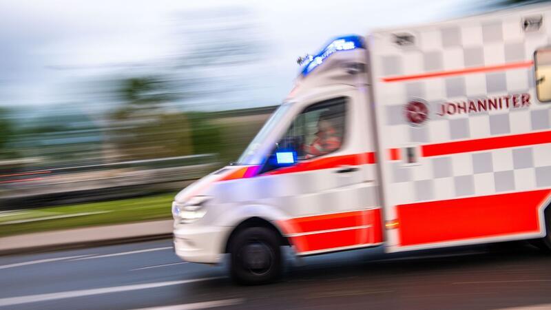 Reizgas-Angriff im Kreis Harburg – Mehrere Schüler verletzt Einige Schüler mussten mit dem Rettungswagen ins Krankenhaus gebracht werden.