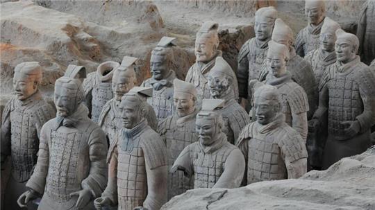 Einige Soldatenfiguren der sogenannten Terrakotta-Armee im Mausoleum Qin Shihuangdis.