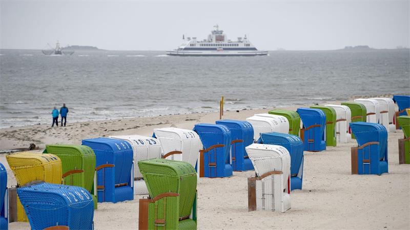 Einige Strandkörbe können auch nach Start der Sturmflutsaison noch genutzt werden - und zwar kostenfrei (Archivbild).