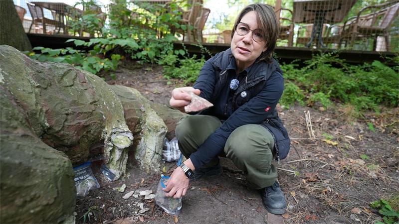 Einige Stücke der Skulptur sind abgebrochen.