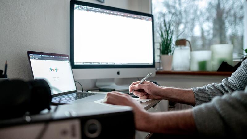 Einige Unternehmen haben auf den großen Homeoffice-Anteil ihrer Beschäftigten mit einer Verkleinerung von Büroflächen reagiert.