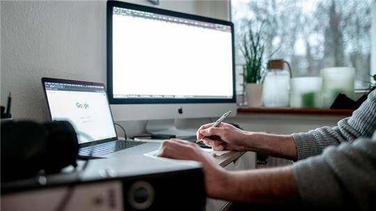 Einige Unternehmen haben auf den großen Homeoffice-Anteil ihrer Beschäftigten mit einer Verkleinerung von Büroflächen reagiert.