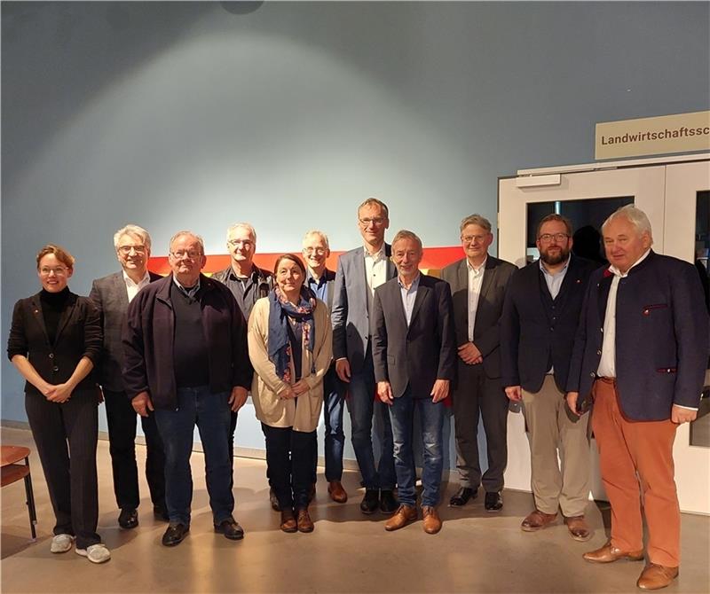 350 ehrenamtliche Kiekeberger Einige Vorstandsmitglieder (von links): Carina Meyer (Kaufmännische Geschäftsführerin der Stiftung Freilichtmuseum am Kiekeberg), Bernd Wiechel, Ulf Alsguth, Reiner Kaminski, Ilka Lapschieß, Maximilian Leroux, Dirk Seidler, Heinz Lüers, Cor