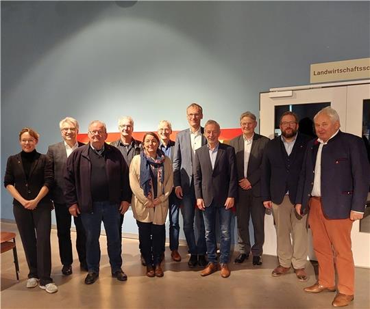 Einige Vorstandsmitglieder (von links): Carina Meyer (Kaufmännische Geschäftsführerin der Stiftung Freilichtmuseum am Kiekeberg), Bernd Wiechel, Ulf Alsguth, Reiner Kaminski, Ilka Lapschieß, Maximilian Leroux, Dirk Seidler, Heinz Lüers, Cor
