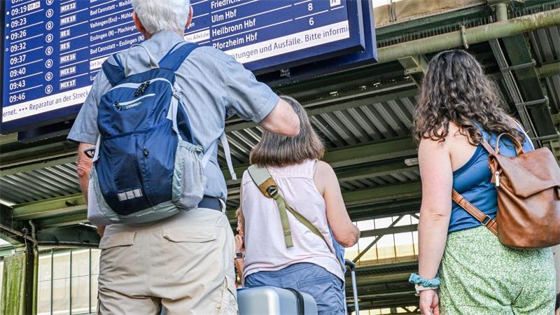 11 Stunden im Zug - So läuft es nach der Bahn-Störung Einige Züge sind am Morgen verspätet.
