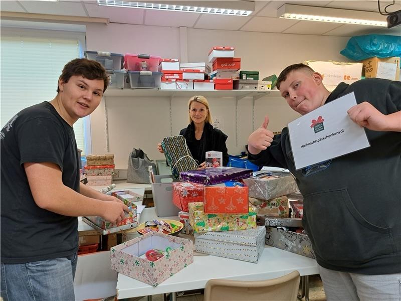 Einige aus dem Team der Schülerfirma der Elbmarschenschule Drochtersen bei der Paket-Organisation für den Weihnachtskonvoi.