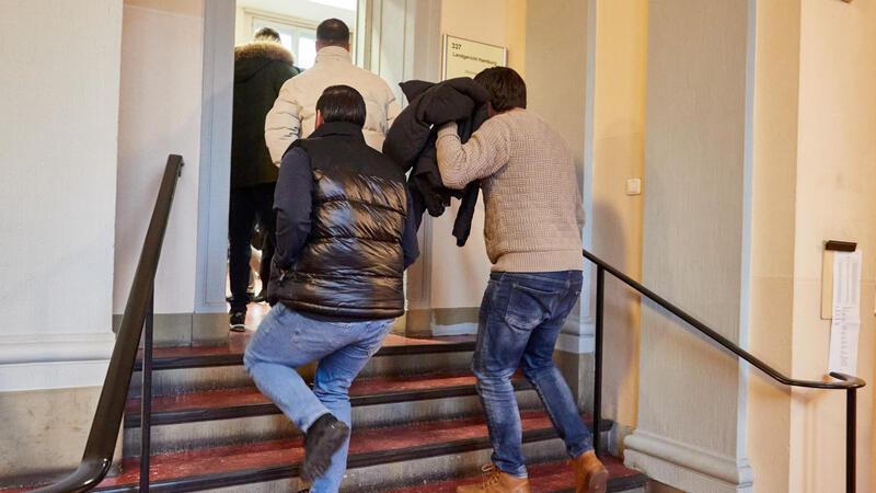 Aurubis-Diebe: Fredenbecker Drahtzieher soll zehn Millionen Euro zahlen Einige der Angeklagten betreten den Gerichtssaal.