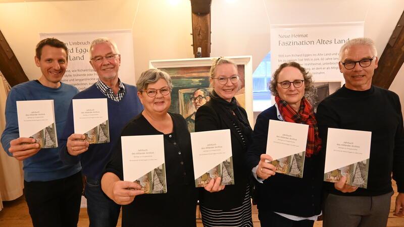 Altländer Jahrbuch setzt Luise Cooper und Richard Eggers in den Fokus Einige der Autoren präsentieren das neue Altländer Jahrbuch in der Richard-Eggers-Ausstellung im Museum in Westerjork.