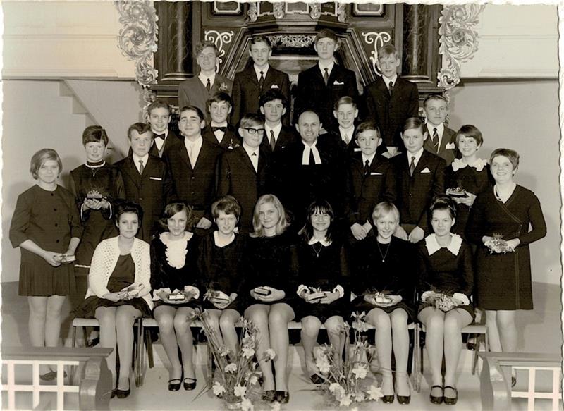 St. Nicolai sucht seine ‘68er Einige der Konfirmanden aus dem Jahr 1969. Foto: privat/Kirchenarchiv