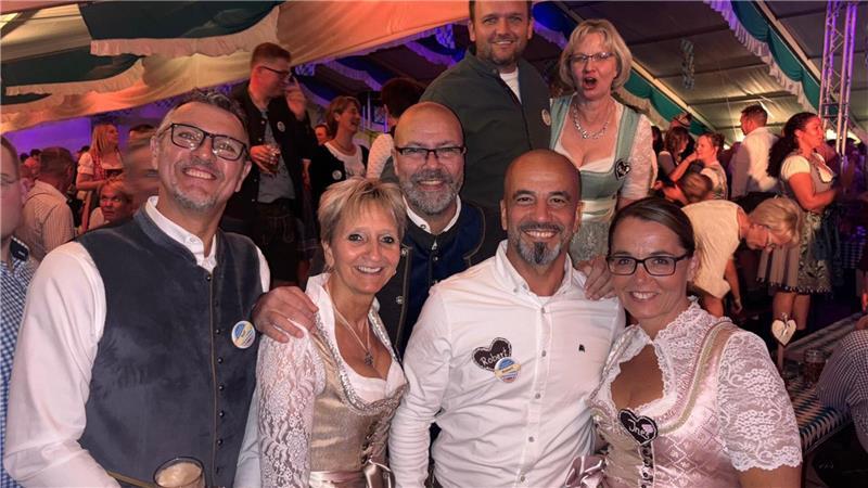 Das Dorf bebt: Revenahe feiert sein Oktoberfest mit Bier und Herzblut Einige der Mitglieder des Vereins Insel im Moor: Ines Hormozi (rechts) freut sich über das generationsübergreifend gut gelaunte Publikum.