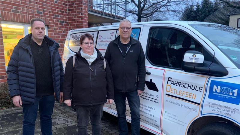 Einige der Sponsoren, die die Anschaffung des Schulautos ermöglicht haben (von links): Marco Detjen sowie Bettina und Michael Detlefsen.