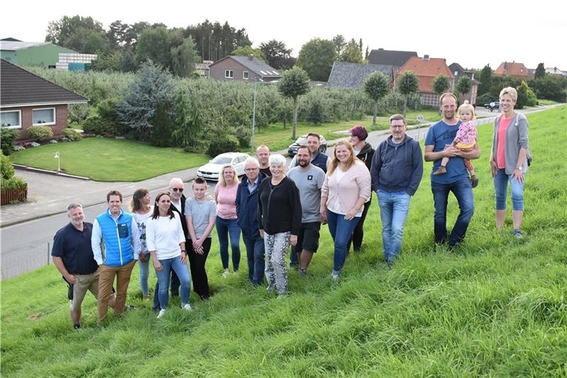 Einige der mittlerweile mehr als 200 Mitglieder der Facebook-Gruppe „Pro Hotel“ werben auf dem Deich in Twielenfleth für das Projekt. Auf der Obstbaufläche im Hintergrund soll das 3,5-Sterne-Haus mit Upstalsboom als Betreiber realisiert wer
