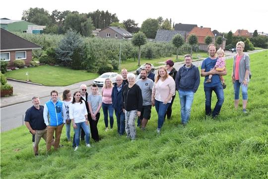 Einige der mittlerweile mehr als 200 Mitglieder der Facebook-Gruppe „Pro Hotel“ werben auf dem Deich in Twielenfleth für das Projekt. Auf der Obstbaufläche im Hintergrund soll das 3,5-Sterne-Haus mit Upstalsboom als Betreiber realisiert wer
