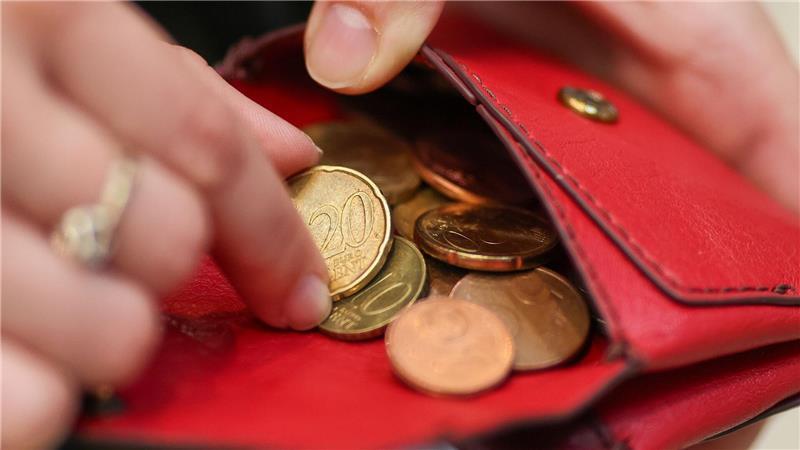 Knapp fünf Millionen Menschen verdienen unter 2.750 Euro Einkommen im unteren Bereich gehören für Millionen von Menschen zum Alltag. (Symbolbild)