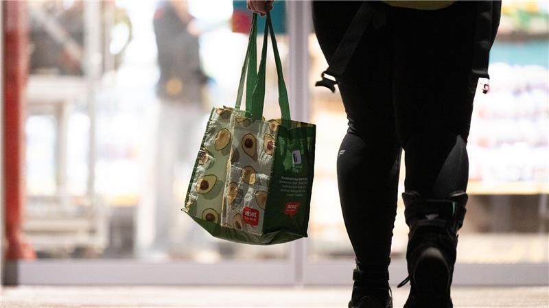 Einkommensschwache Haushalte geben besonders viel für Wohnen und Lebensmittel aus.