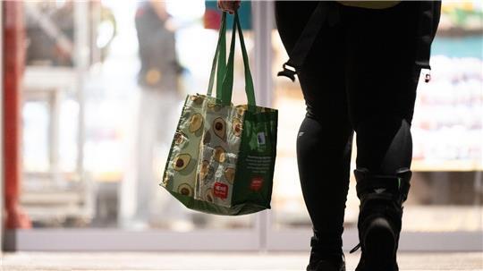 Einkommensschwache Haushalte geben besonders viel für Wohnen und Lebensmittel aus.