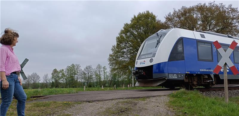 Einmal Richtung Buxtehude, einmal Bremervörde: Zweimal in der Stunde passiert die EVB die Bahnübergänge in Kutenholz.