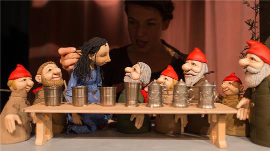 „Einmal Schneewittchen, bitte“: Kindertheater auf Schloss Agathenburg.