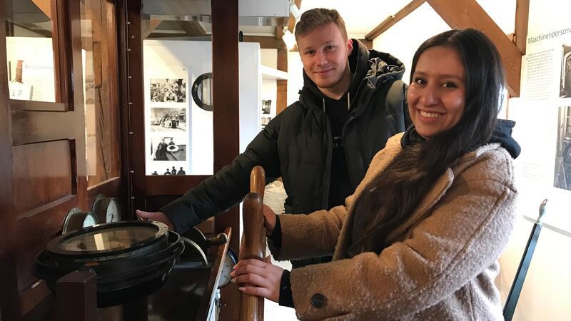 Einmal Steuerfrau sein: Maria Cruz besucht mit Vincent Sperling das Küstenschifffahrtsmuseum.