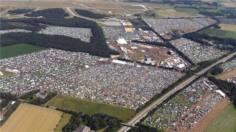 Deichbrand Festival: Welche Upgrades es 2025 gibt - und was sie kosten Einmal abheben: Beim Deichbrand 2025 bietet ein Helikopterflug spektakuläre Ausblicke aufs Festivalgelände.