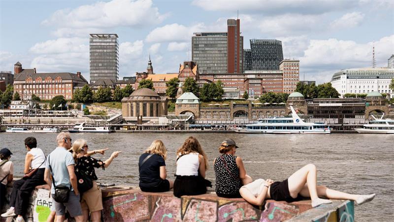 Diese 7 Hamburg-Spots haben besten Ausblick und sind kostenlos Einmal durch den Alten Elbtunnel und schon kann man Hamburg einmal von der anderen Seite der Elbe aus bewundern: vom Bornsteinplatz aus. (Archivbild)