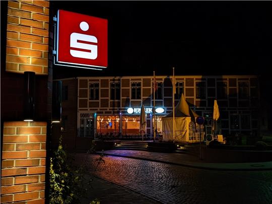 Einmal erlaubt, einmal verboten: Die Sparkasse darf ihre Leuchtreklame behalten, die „Heimatliebe“ hingegen muss ihre ändern. Foto: Battmer