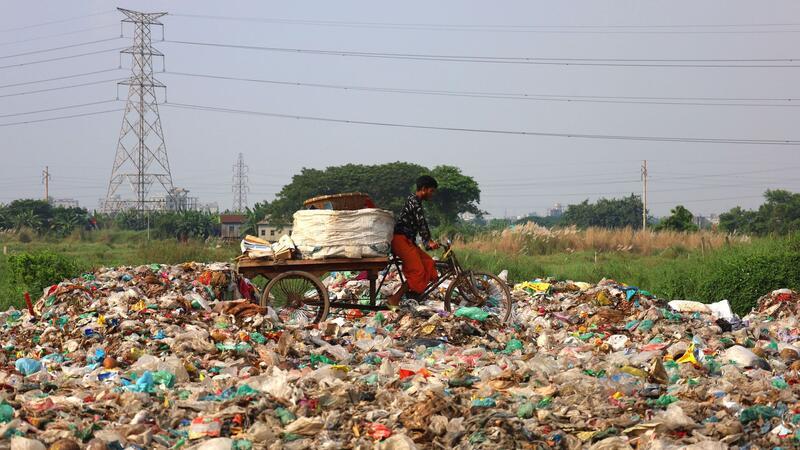 Weltgemeinschaft verhandelt über Schritte gegen Plastikmüll Einmal hergestellt, dauert es Jahrhunderte, bis sich Plastik wieder zersetzt.