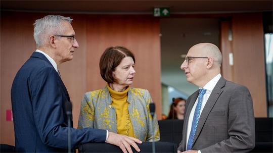 Einmal im Jahr gibt das Spitzenpersonal der deutschen Nachrichtendienste öffentlich Auskunft. Im Parlamentarischen Kontrollgremium des Bundestages, das sonst stets geheim tagt, antworten sie dann vor Publikum auf die Fragen der Abgeordneten. (Archivbild)