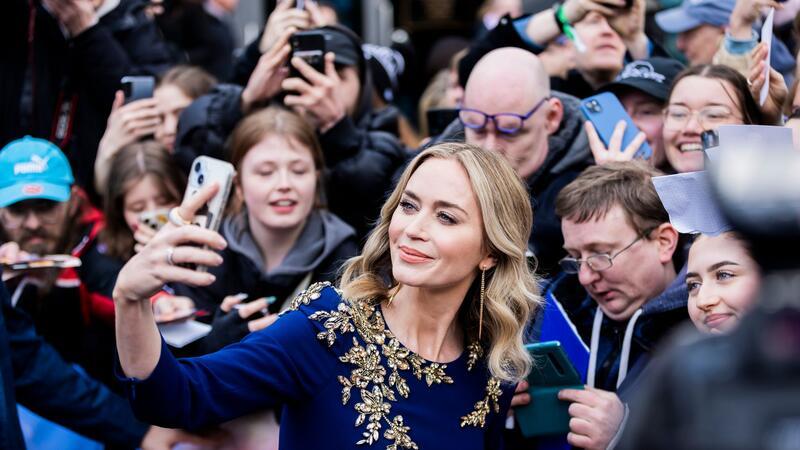 „The Fall Guy“: Emily Blunt und Ryan Gosling in Berlin Einmal lächeln: Emily Blunt macht mit Fans Fotos.