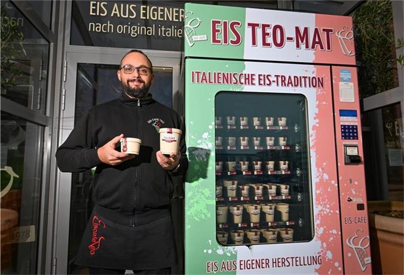 Café im Winter geschlossen – Wenn das Eis aus dem Automaten kommt Einmal täglich muss Tarik Baltaji den „Teo-Mat“ vor seinem Eiscafé auffüllen. Die zwölf Sorten sind auch im Winter gefragt. Foto: Scheschonka