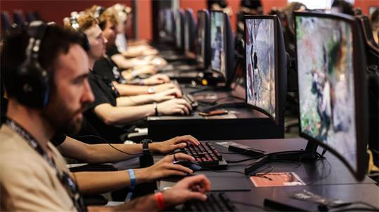 Einmal zur Probe spielen, bitte: Gamescom-Besucher im Jahr 2025. Auch dieses Jahr dürfte es voll werden bei dem Gamingevent. (Archivbild)