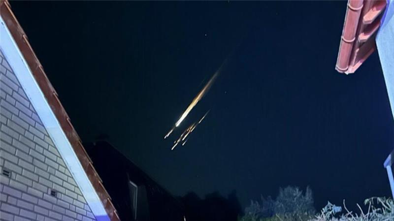 Video: Feuerschweif über Buxtehude - Raketenteile stürzen aus dem Weltall Einmaliges Erlebnis: Eine Rakete stürzt mit langem Feuerschweif vom Himmel und verglüht.