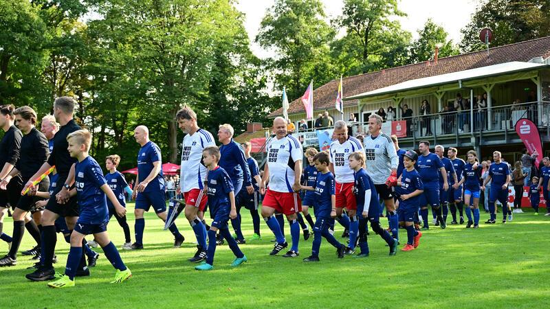 Einmarsch der einstigen Bundesligaspieler in den Estepark.